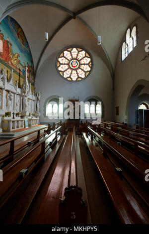 Rose Window ornato all'interno della navata della chiesa di San Michele, Zugo, Svizzera, Europa Foto Stock