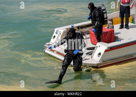 Due subacquei in immersione completa ingranaggio su una barca Foto Stock