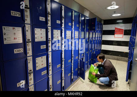 L'uomo lasciando un sacco in armadietti per bagagli presso la stazione principale di Zurigo, Zurigo, Svizzera, Europa Foto Stock