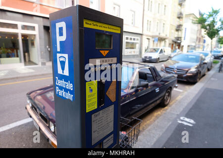 Vecchia auto parcheggiate accanto a un parchimetro a Zurigo, Svizzera, Europa Foto Stock