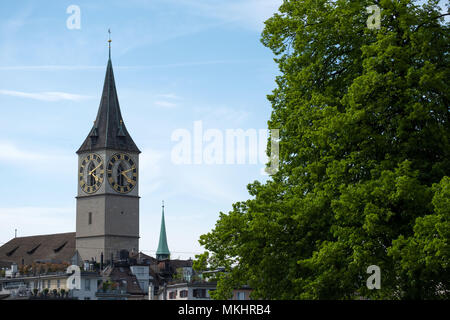 Torre dell'orologio del San Pietro Chiesa evangelica a Zurigo, Svizzera, Europa Foto Stock