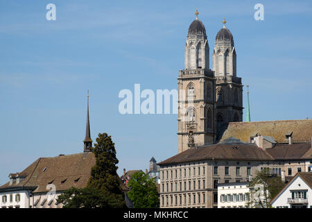 Torri gemelle della cattedrale Grossmünster di Zurigo, Svizzera, Europa Foto Stock