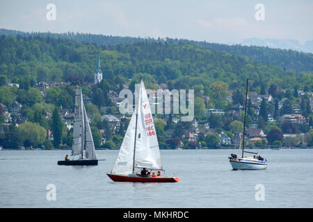 Barche a vela sul lago di Zurigo, Svizzera Foto Stock