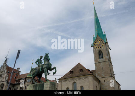 Statua equestre di Hans Waldmann accanto alla Chiesa Fraumünster a Zurigo, Svizzera, Europa Foto Stock