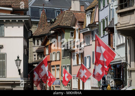 Bandiere svizzere fuori edifici residenziali a Zurigo, Svizzera, Europa Foto Stock