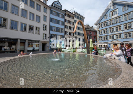 Il design moderno fontana sulla Münsterhof town square nel quartiere Lidenhof di Zurigo, Svizzera, Europa Foto Stock