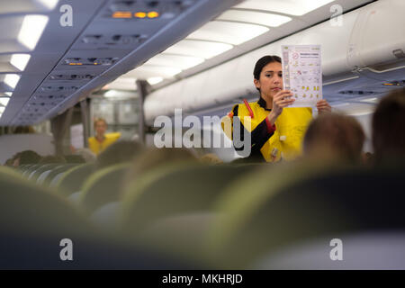 Un assistente di volo dimostrando le procedure di sicurezza per la Foto Stock