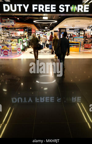 Duty Free store in aeroporto Portela di Lisbona, Portogallo, Europa Foto Stock