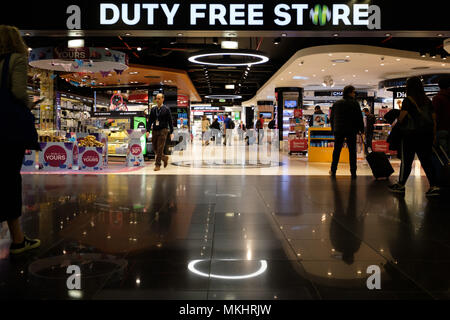 Duty Free store in aeroporto Portela di Lisbona, Portogallo, Europa Foto Stock