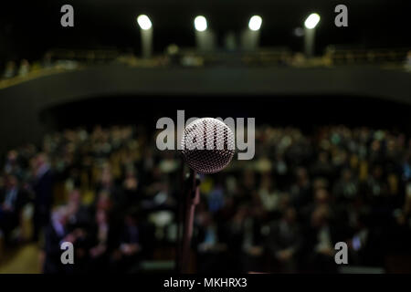 Microfono sul palco di fronte a una folla Foto Stock