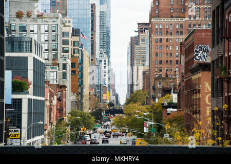 NEW YORK - USA - Ottobre 30, 2017: vista dalla linea alta, il traffico della strada ed edifici in Chelsea, New York, Stati Uniti d'America. Foto Stock