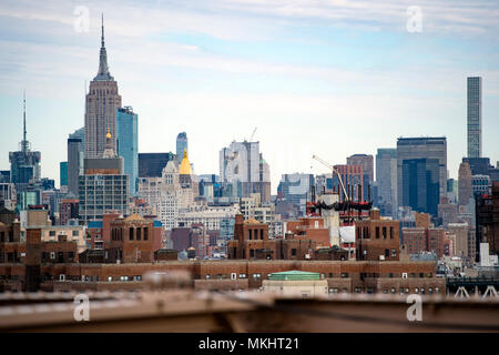 Skyline di Manhattan visto dal bellissimo ponte di Brooklyn. Giorno nuvoloso in New York City, Stati Uniti d'America. Foto Stock