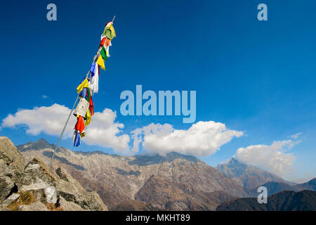 Colorati bandiere Tibetane con mantra sulla cima di una montagna