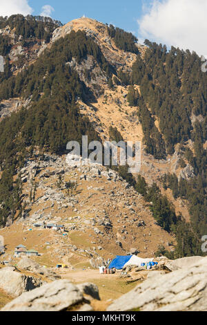 Alcuni rifugiato sulla sommità del picco Triund in Dharamshala, Himachal Pradesh. India Foto Stock