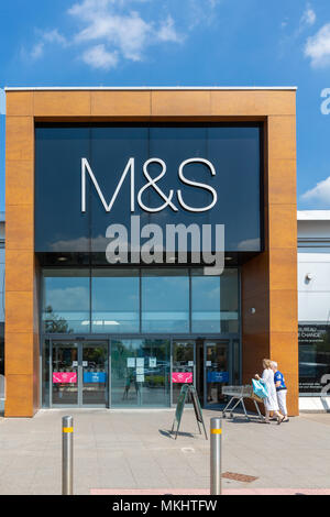 Domenica 06 Maggio 2018 - ingresso laterale a Marks & Spencer store sulla Gemini Retail Park in Warrington, Cheshire, con acquirenti al di fuori Foto Stock