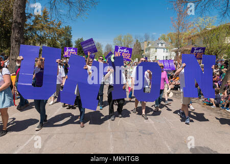 MINNEAPOLIS - 6 Maggio 2018: SEIU Healthcare membri partecipano a Minneapolis' può annuale parata del giorno. Foto Stock