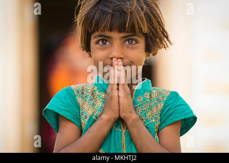 RAJASTHAN - INDIA - 20 dicembre 2017. Ritratto di una giovane e bella ragazza con la mani piegate. Foto scattata da un villaggio rurale nel Rajasthan. India Foto Stock