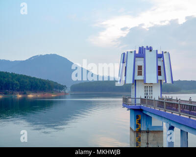 DA LAT, VIETNAM - Aril 28, 2018: Tranquillo Lago, il faro in grande laguna, Tuyen Lam lago, da Lat Vietnam Foto Stock