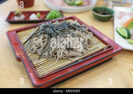 Immagine per il cibo giapponese menu cataloghi , Cold noodles Japanese Soba su un cestello di bambù con salsa . Foto Stock