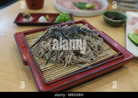 Immagine per il cibo giapponese menu cataloghi , Cold noodles Japanese Soba su un cestello di bambù con salsa . Foto Stock