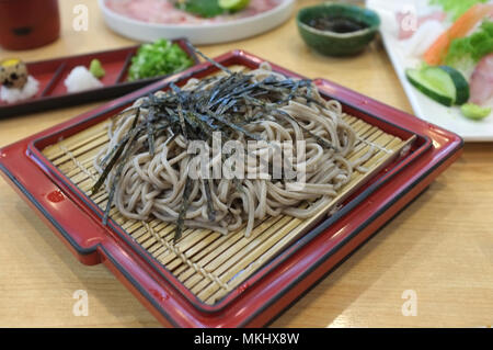 Immagine per il cibo giapponese menu cataloghi , Cold noodles Japanese Soba su un cestello di bambù con salsa . Foto Stock