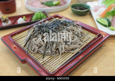 Immagine per il cibo giapponese menu cataloghi , Cold noodles Japanese Soba su un cestello di bambù con salsa . Foto Stock