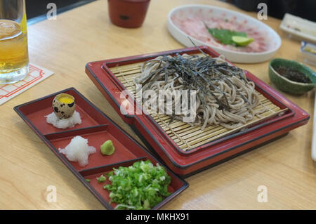 Immagine per il cibo giapponese menu cataloghi , Cold noodles Japanese Soba su un cestello di bambù con salsa . Foto Stock