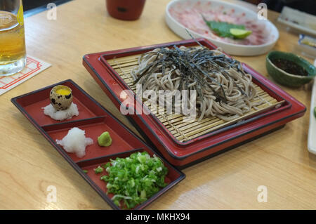 Immagine per il cibo giapponese menu cataloghi , Cold noodles Japanese Soba su un cestello di bambù con salsa . Foto Stock