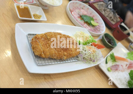 Immagine per il cibo giapponese cataloghi menu , Tonkatsu servire con fetta di cavolo. Deep incendi lombo di maiale. Realizzato da leone di maiale con briciole di pane. Foto Stock