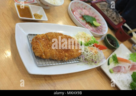 Immagine per il cibo giapponese cataloghi menu , Tonkatsu servire con fetta di cavolo. Deep incendi lombo di maiale. Realizzato da leone di maiale con briciole di pane. Foto Stock