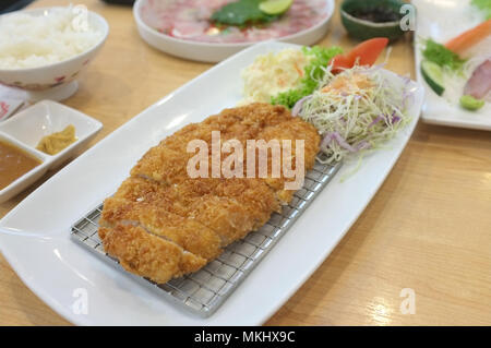 Immagine per il cibo giapponese cataloghi menu , Tonkatsu servire con fetta di cavolo. Deep incendi lombo di maiale. Realizzato da leone di maiale con briciole di pane. Foto Stock