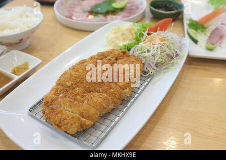 Immagine per il cibo giapponese cataloghi menu , Tonkatsu servire con fetta di cavolo. Deep incendi lombo di maiale. Realizzato da leone di maiale con briciole di pane. Foto Stock