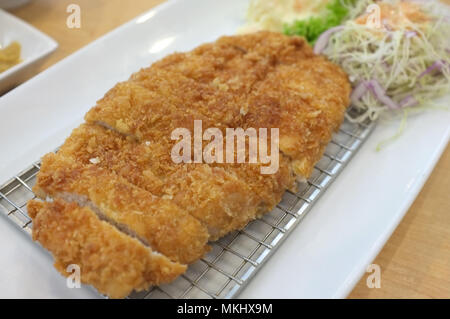 Immagine per il cibo giapponese cataloghi menu , Tonkatsu servire con fetta di cavolo. Deep incendi lombo di maiale. Realizzato da leone di maiale con briciole di pane. Foto Stock