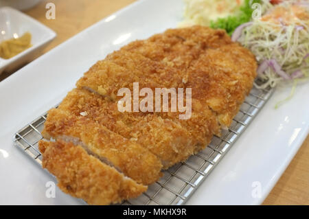 Immagine per il cibo giapponese cataloghi menu , Tonkatsu servire con fetta di cavolo. Deep incendi lombo di maiale. Realizzato da leone di maiale con briciole di pane. Foto Stock