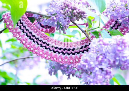 Purple lilac bush un crochet accessori fatti a mano. Fabbricazione artigianale. Ramo di primavera della fioritura lilla. Foto Stock