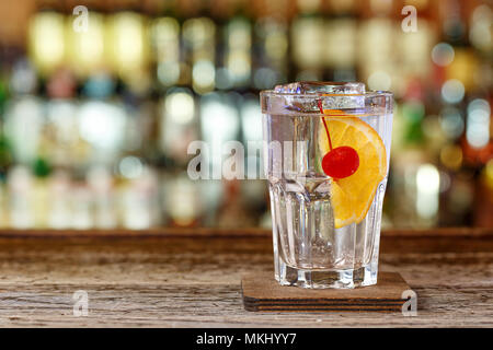 Tom Collins foto per il menù del bar, cocktail fetta di limone e ciliegia Foto Stock