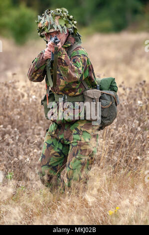 1970 - 1980 Esercito Britannico soldato in camuffamento di tuta e casco in acciaio che porta una SLR (Self-Loading fucile) L1A1 - calibro di 7,62 mm (poste dal modello) Foto Stock