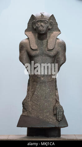 Londra. In Inghilterra. British Museum. Statue del faraone egiziano Senwosret III (o Senusret / Sesostris), indossando una testa di nemes panno, ca. 1874-1855 BC, fr Foto Stock