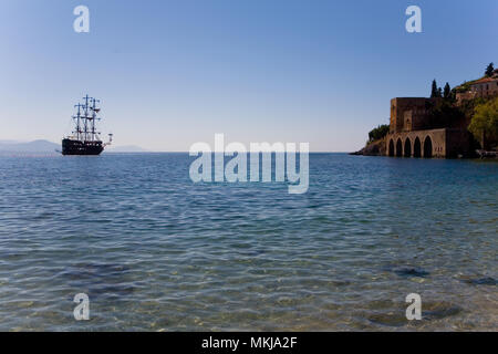 La nave medioevale sceso ancora vicino alla antica fortezza. La Turchia. Foto Stock