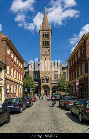 Brandenburger Strasse e la chiesa del paese di San Pietro e Paolo, Potsdam, Brandenburger Strasse und Stadtkirche St, Peter und Paul Foto Stock