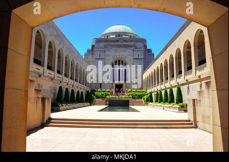 L'Australian War Memorial, a Canberra con la piscina di riflessione in primo piano. Vista attraverso l'ingresso su un blu chiaro, giornata di sole Foto Stock