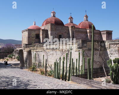 Chiesa di San Pedro in Mitla città importante sito archeologico di zapoteco cultura in stato di Oaxaca in Messico paesaggi con cielo blu chiaro in guerra 2018 Foto Stock