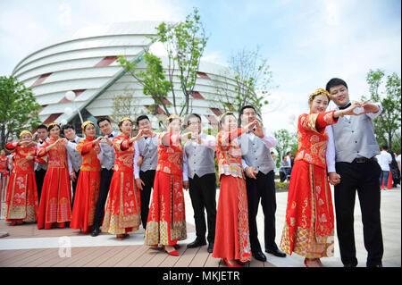 Qingdao, Qingdao, Cina. 8 Maggio, 2018. Qingdao, CINA-8Maggio 2018: Trenta coppie frequentare un gruppo di nozze in Qingdao, Cina orientale della provincia di Shandong. Credito: SIPA Asia/ZUMA filo/Alamy Live News Foto Stock