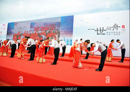 Qingdao, Qingdao, Cina. 8 Maggio, 2018. Qingdao, CINA-8Maggio 2018: Trenta coppie frequentare un gruppo di nozze in Qingdao, Cina orientale della provincia di Shandong. Credito: SIPA Asia/ZUMA filo/Alamy Live News Foto Stock