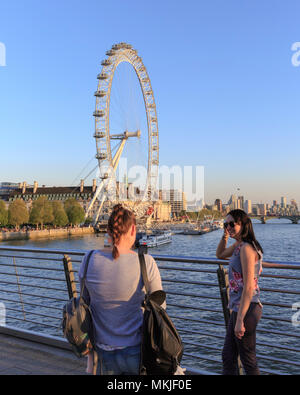 South Bank di Londra, 7 maggio 2018. Il London Eye si dimostra un popolare soggetto foto nella morbida luce del sole del pomeriggio. Turisti e londinesi godetevi il sole sulla South Bank di Londra per il fiume Tamigi, con record di temperature fino a 28 gradi. Credito: Imageplotter News e sport/Alamy Live News Foto Stock