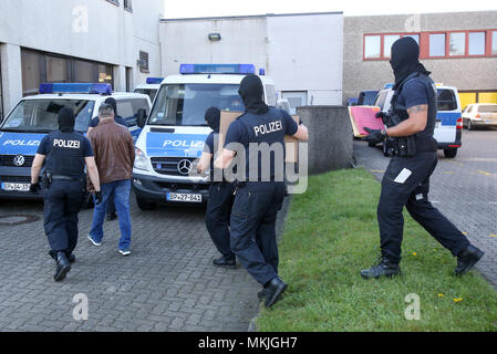 08 maggio 2018, Germania, Bremen: funzionari di polizia effettuare prove confiscati in pattuglia delle vetture. Una pista è sospettata di traffico di centinaia di moldavi in Germania e che impiegano illegalmente in servizi di sicurezza. Foto: Bodo segna/dpa Foto Stock
