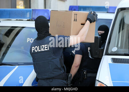 08 maggio 2018, Germania, Bremen: funzionari di polizia effettuare prove confiscati in pattuglia delle vetture. Una pista è sospettata di traffico di centinaia di moldavi in Germania e che impiegano illegalmente in servizi di sicurezza. Foto: Bodo segna/dpa Foto Stock
