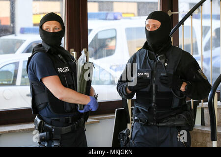 Bremen, Germania. 08 maggio 2018, Germania, Bremen: poliziotti in piedi in un edificio durante una larga scala di raid. Una pista è sospettata di traffico di centinaia di moldavi in Germania e che impiegano illegalmente in servizi di sicurezza. Foto: Bodo segna/dpa Credito: dpa picture alliance/Alamy Live News Foto Stock