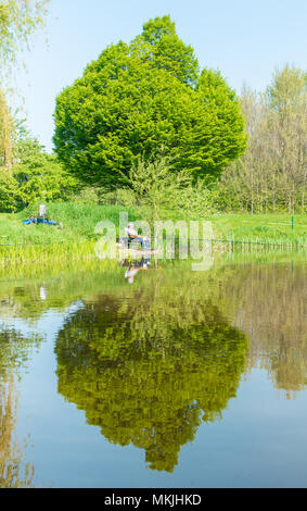 Billingham, a nord-est dell' Inghilterra, Regno Unito. 8 Maggio, 2018. Meteo: pesca carpa sul Charlton stagno in Billingham nel glorioso sole su una gloriosa torna al lavoro martedì. Record seguente rompendo i primi di maggio bank holiday temperature, previsioni per temperature più basse con un po' di pioggia per il resto della settimana Credito: ALAN DAWSON/Alamy Live News Foto Stock