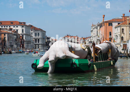 Venezia, Italia. 08 maggio, 2018. Una parte del lavoro di Lorenzo Quinn è smontato e posto su una chiatta di grandi dimensioni per il trasporto a Venezia, Italia il 5 maggio 2018. Il lavoro dell'artista Lorenzo Quinn 'Supporto', noto come 'grandi mani che supportano Venezia', lasciare il Canal Grande per tornare a studio dell'artista in Spagna. © Simone Padovani / risveglio Foto Stock